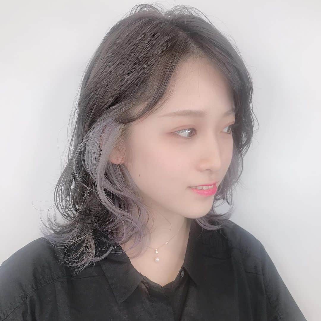 市川愛美のインスタグラム：「. インナーカラーでグレー入れました！  いつもありがとうございます！ @abbey_kazuki  私は2回ブリーチしました！ この綺麗な色のままプリクラ撮りたくて1人で…… メンタルつよい！  #インナーカラー #インナーカラーグレー#シルバー#ブリーチ#ブリーチカラー#グレー#ロブ#ロブヘア#ロブヘアアレンジ#ピンモン#プリクラ#プリント倶楽部#ピンクピンクモンスター2」