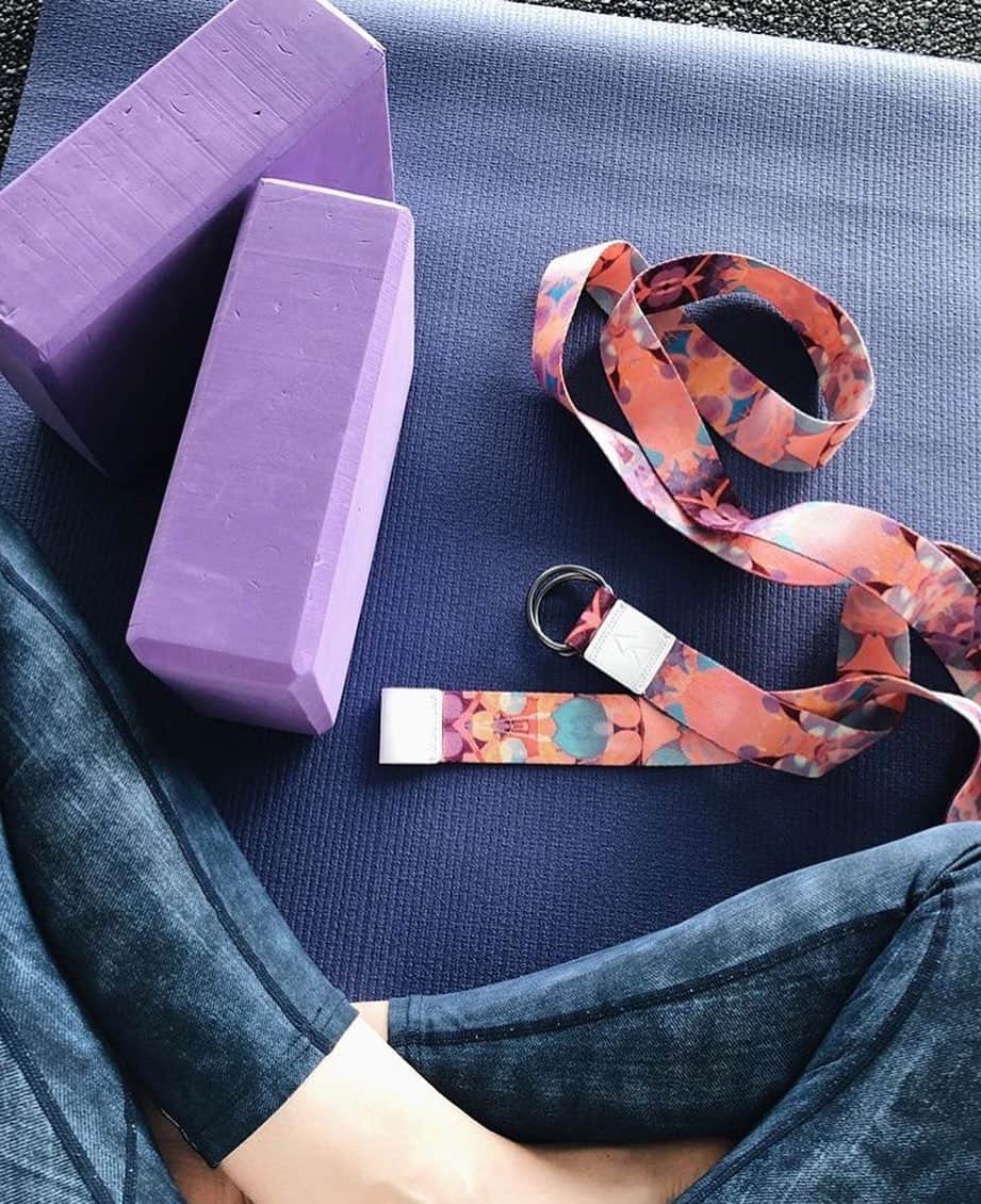 のインスタグラム：「ヨガベルト「カレイドスコープ」🧡 Amazonで 2,000円(税込)。 . . 📷 @naoliving . . . #yoga #yogadesignlabjapan #yogastrap #yogaprops #yogamat #ヨガ #ヨガベルト #ヨガストラップ #ヨガプロップス #ヨガマット #カラフル #ヨガスタジオ #ヨガインストラクター #エクササイズ #ボディメイク」