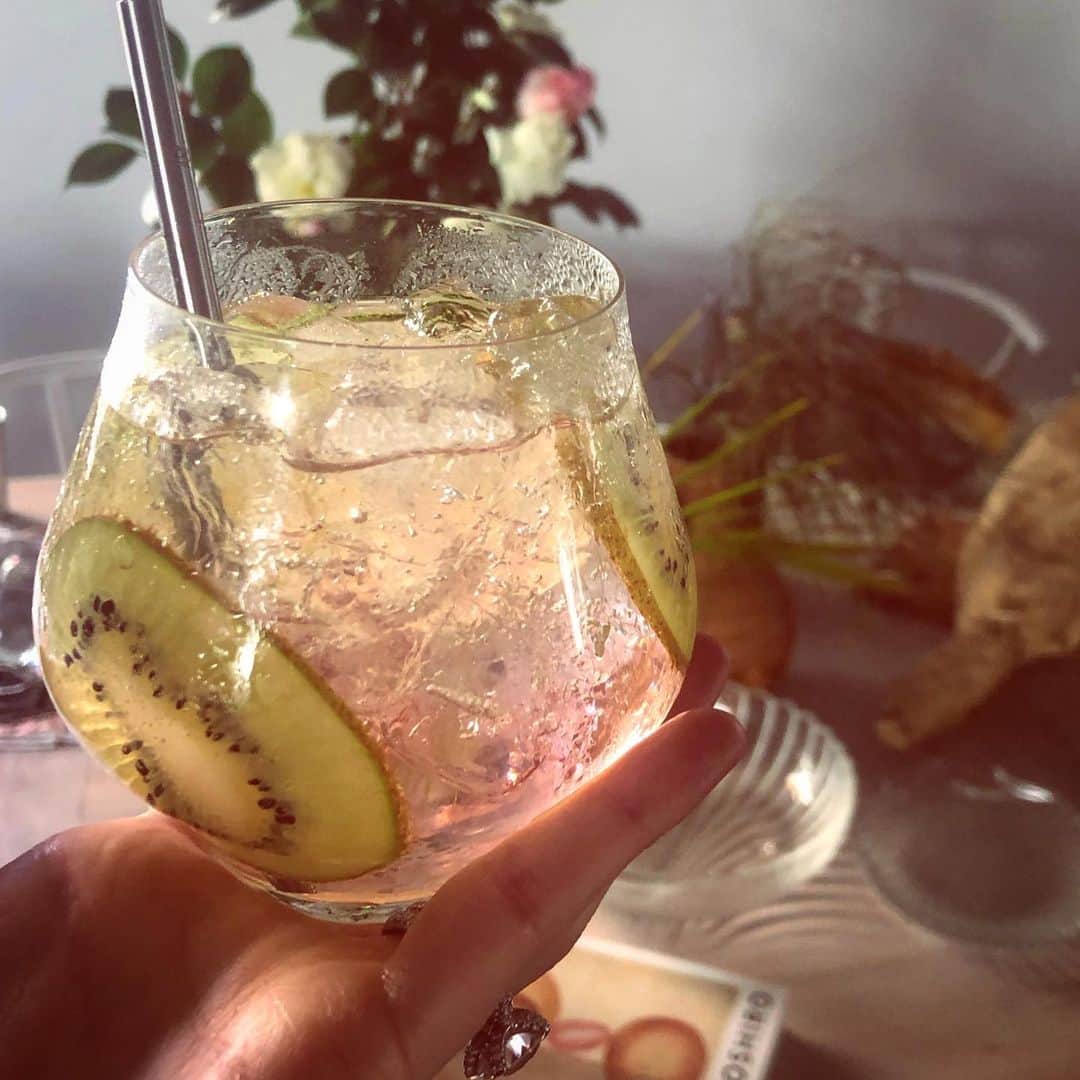 ジェニファー・ホーキンスのインスタグラム：「When the Sesión crew gets together you better believe there will be cocktails! FRESH!! 🙌🏽 (Mocktail version for me!) Sesión Kiwi Tonic: 45mls @sesiontequila Blanco  Sliced Kiwi Fruit  Sliced Lime  Aromatic Tonic Water」