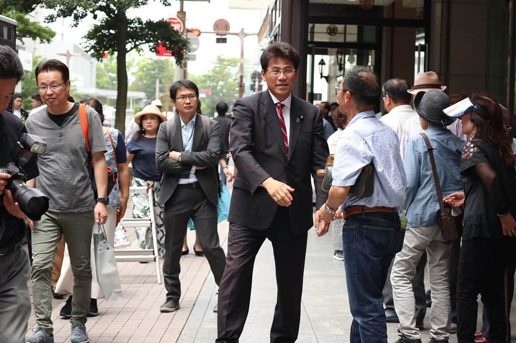 平井卓也さんのインスタグラム写真 - (平井卓也Instagram)「高松三越前で、自民党街頭演説会を開催させていただきました。統一選後に自民党に入党した民主党出身の岡野朱里子県議もマイクを握り、選挙目当ての野党統一候補のデタラメ振りを熱弁いただきました。政権を担う覚悟もプランもない無責任な野党統一候補に大切な故郷の未来を任せるわけには行きません。私たち自民党は誠実に愚直に実現可能な政策を訴えて、日本のため香川県のために全力を尽くします。また、ご協力をいただいた三越、丸亀町商店街をはじめ近隣の方々、激励をいただいた皆さんに心から感謝します。#平井卓也 #自民党 #三宅しんご #岡野朱里子」6月29日 14時58分 - hiratakuchan0125