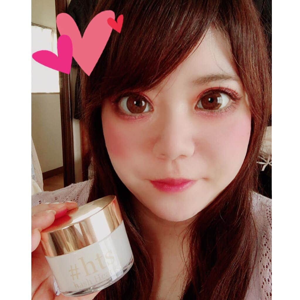 hoshizaki eriのインスタグラム：「. こんにちは💗 . 今日は最近のお薦めスキンケアのお話💝 【hts リフトアップジェル】を試してみました！ . こちら、テクスチャは半透明で滑らかで 肌にしっとりなじむ感じです💗 乾燥肌のわたしですが、 肌にじんわり吸い込まれていく感じでした❣️ 暫くすると驚きつるさらに！ . 使い方ですが、わたしは 朝は洗顔した後に オールインワンジェルとして、 イベントや撮影の前の リフトアップ用、 そしてお風呂後の保湿や 肌のミネラル補給に 使ったりしています！💝 . これを使うとお肌に ハリが増してしっとり感が出て 化粧乗りも良くなるし すっぴんでも大丈夫🙆 な位に きめ細かいお肌に！ . 期待以上でした🙆 これはリピート確実です💗 . . #hts2020 #hts #オールインワンジェル #リフトアップジェル #PR #skincare #moistjel #beautycare #beautyitem #ツルすべ肌 #うるおい肌 #スキンケア #女子力向上委員会 #おすすめスキンケアコスメ #美容ライター #pleaselikeit #likebackalways  #followme #followback  #相互フォロー #맞팔 #팔로미 #뷰티인스타 #화장품스타그램 #인생템 #화장품추천」