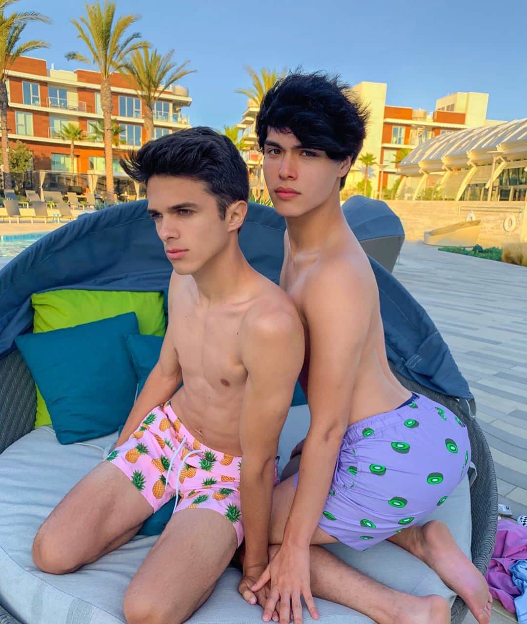 Brent Riveraさんのインスタグラム写真 - (Brent RiveraInstagram)「How girlfriends take pictures on vacation 🏖😂」6月29日 15時05分 - brentrivera