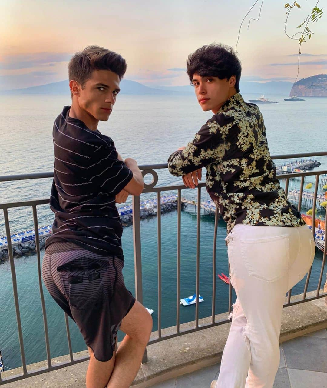 Brent Riveraさんのインスタグラム写真 - (Brent RiveraInstagram)「How girlfriends take pictures on vacation 🏖😂」6月29日 15時05分 - brentrivera