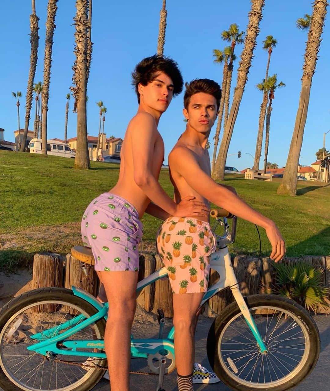 Brent Riveraさんのインスタグラム写真 - (Brent RiveraInstagram)「How girlfriends take pictures on vacation 🏖😂」6月29日 15時05分 - brentrivera