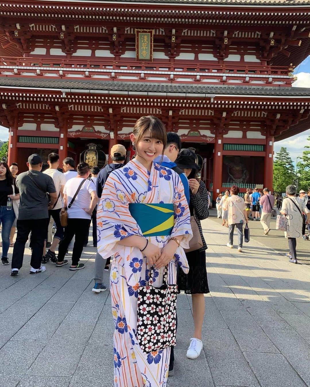 坂口莉果子のインスタグラム：「もうすぐでやっと梅雨が明けると聞いてハッピー！ 7月は楽しみなことが沢山😆 6月は身体を壊したり不運の連続だったから7月こそ何かいいこと起こるはず笑 早く夏になってー！ ・ ・ ・ ・ ・ #japan  #asakusa  #yukata  #culture  #浴衣  #夏  #浅草  #浅草寺  #梅雨」