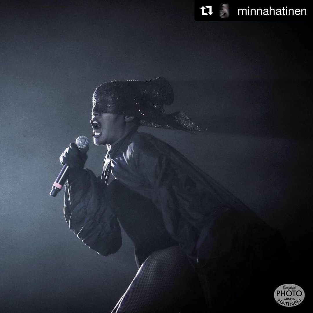 フィリップトレーシーさんのインスタグラム写真 - (フィリップトレーシーInstagram)「@gracejonesofficial headlines New York City pride tonight. ‪Grace Jones in a windblown veil by Philip Treacy.‬ #Repost @minnahatinen. ・・・ • Slave to the Rhythm • #tb #slavetotherhythm @gracejonesofficial #gracejones #amazinggrace #gracejoneslive #iveseenthatfacebefore #jamaica #singer #songwriter #supermodel #producer #actress #fishnet #hat @philiptreacy #philiptreacy #live #music #gig #disco #pop #show #gigphotography #rockphotography #popphotography #concertphotograpy #canon #photominnahatinen」6月29日 15時14分 - philiptreacy