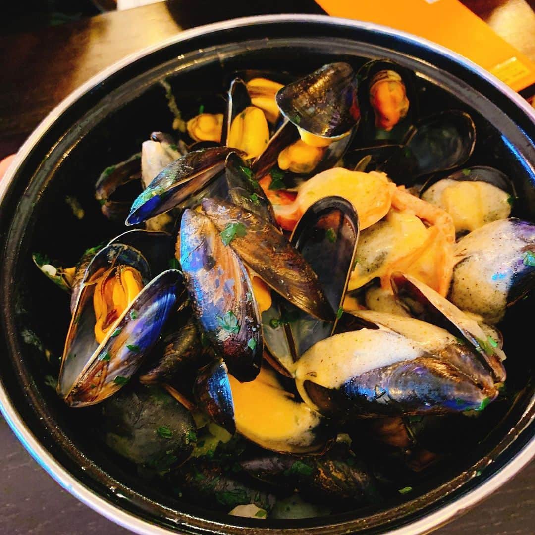 森田真結子さんのインスタグラム写真 - (森田真結子Instagram)「🇫🇷フランスごはん🍽﻿ ﻿ THE WORLD大会会場のある﻿ LaRochelleは古き良き港町﻿ ﻿ で、食べる海鮮の美味しさ‥‥♡♡♡﻿ ﻿ 試合終わった日には、﻿ 牡蠣たくさん食べちゃいました！﻿ 日本よりも全然安い！ 味は、濃厚ではなく、さっぱり！ レモンやワインビネガーを掛けたり、 バターをのせたりします。 いくらでも食べれそうだった‥ 幸せだった〜！﻿ ムール貝も日本で食べるのとは全然違うの！﻿ バケツに山ほど入ったムール貝をみんなで食べたんだけど、残りのスープをパンに浸したのも最高に美味しいんです、、、﻿ ﻿ #France #フランス﻿ #牡蠣 #生牡蠣 #oyster #ムール貝 #フランスグルメ﻿ ﻿」6月29日 15時15分 - mayodarts