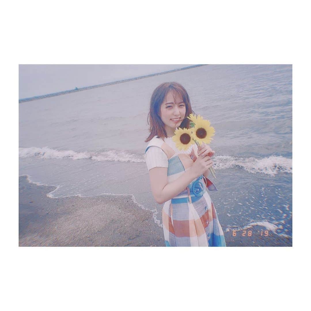 前田美里のインスタグラム：「🌻💭. . 長橋有沙、河野奈々 合同写真展 " 夏の始まり "🍉🐠👒 7/5.6.7 @ 森下gekichapスタジオ 入場料 : 500円  初めて被写体として参加させて頂きます。！ ぜひお時間ある方は足を運んでみてください🤤💭 . #ひまわり #海 #🌻 #夏 #🎞 #夏はじ  #カメラ女子が撮る夏展 #レトロ #ファインダー越しの私の世界 #写真好きな人と繋がりたい #redyazel #film #film_jp #photo #picture #🏝 #japanesegirl #instagood #instafashion」