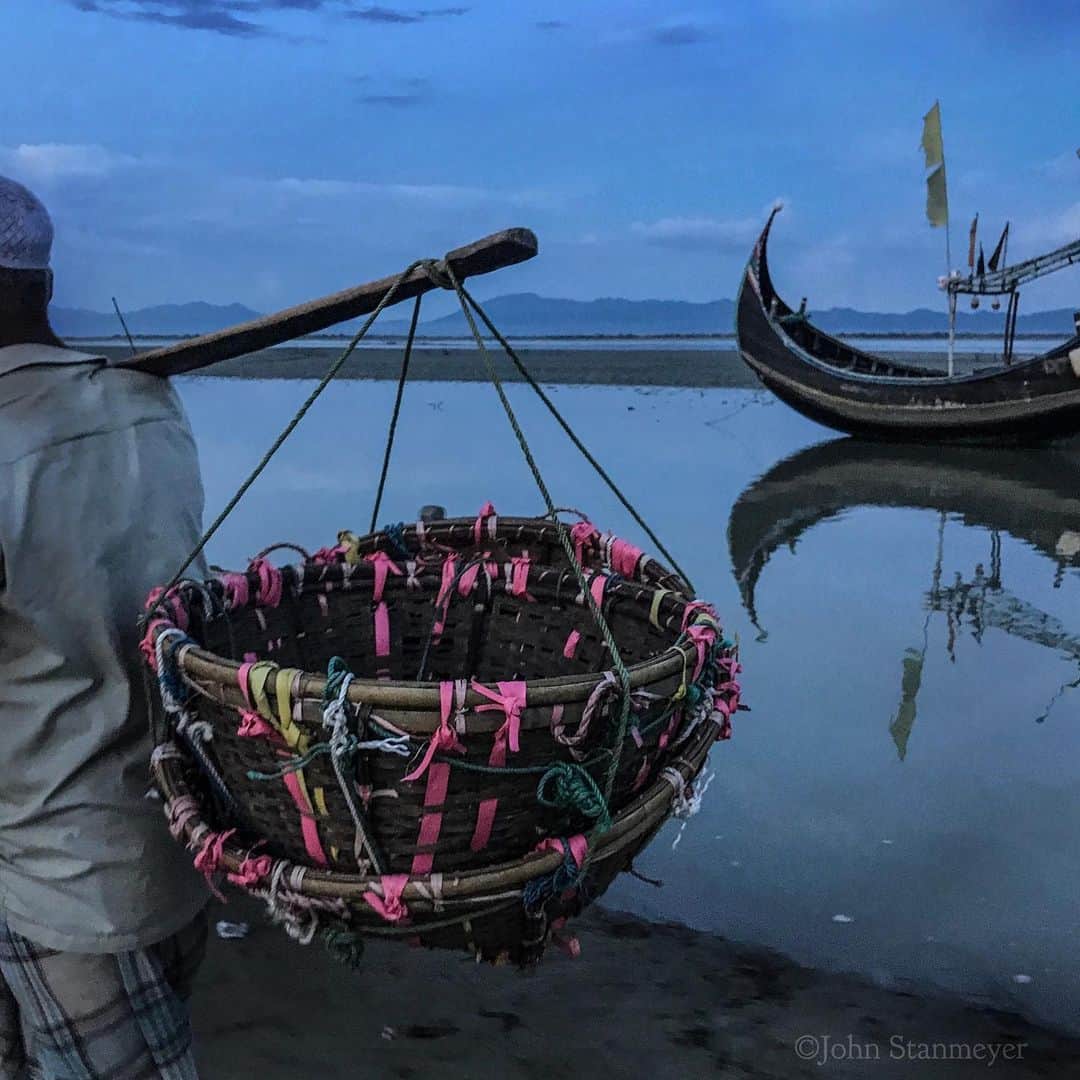 ジョン・スタンメイヤーさんのインスタグラム写真 - (ジョン・スタンメイヤーInstagram)「It was an evening after heaviness. Won’t go into all the details because they are still pretty fresh. I’d rather remember these 2-3 kilometres, on foot from the Naf River while I walked next to a kind Bangladeshi fisherman carrying his sweet colored pink basket towards the same ferryboat we were taking in Shah Porir Dwip. - @natgeo @natgeoimagecollection #bangladesh @shahparirdwip #rohingya #rohingyan #rohingyacrisis2017 #boat #basket #pink #dusk #fromthearchive」6月29日 15時23分 - johnstanmeyer