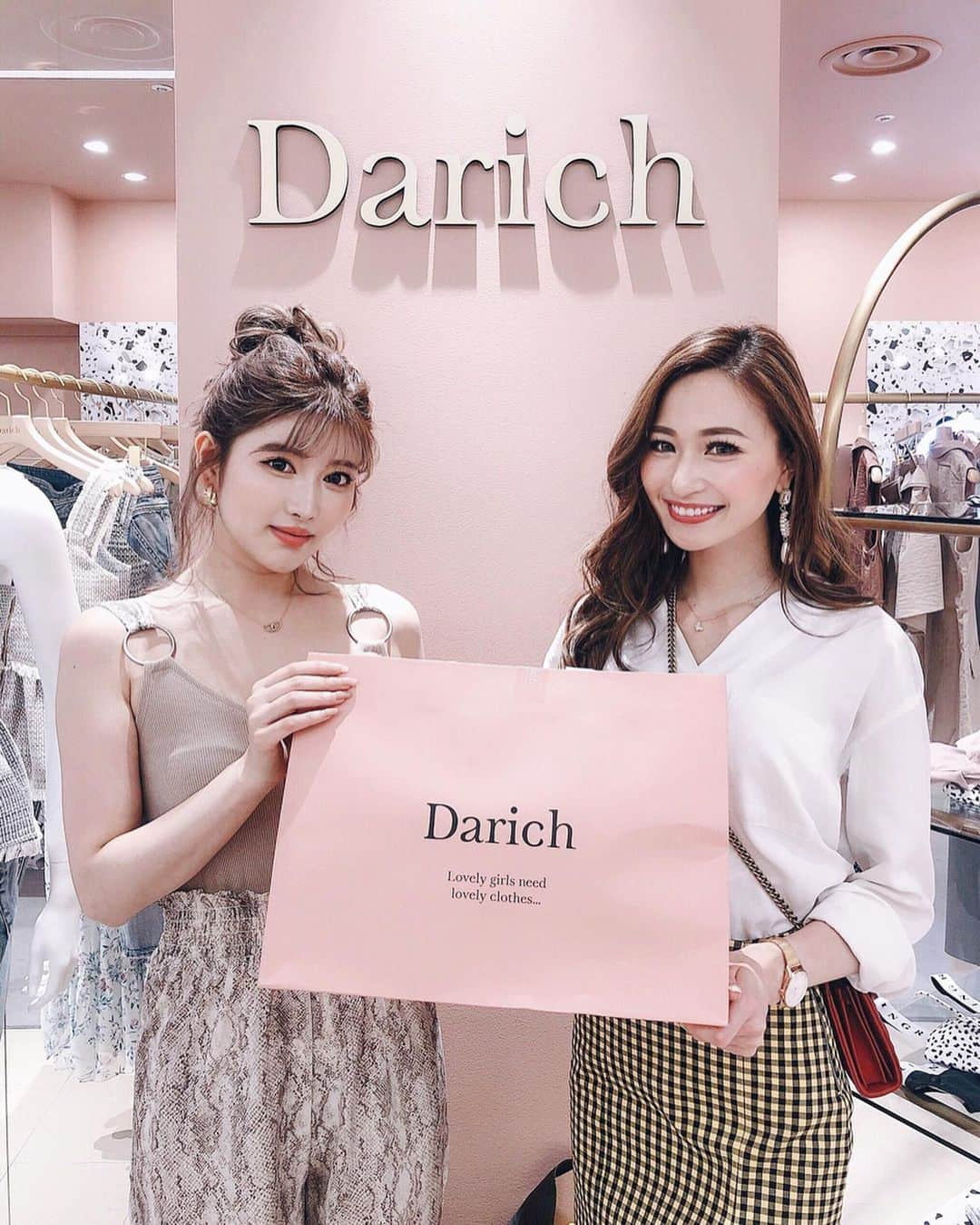 二重の女神 まあささんのインスタグラム写真 - (二重の女神 まあさInstagram)「.﻿ 昨日 @darich_official の POP-UP STOREに行ってきたよ🌈﻿ ﻿ さきさん @saki__saito が着てる﻿ パイソンAIOとプリーツシャツワンピget❤︎﻿ ﻿ 店内もめちゃくちゃ可愛いし﻿ Darich好きな子も多いと思うから﻿ みんなも行ってみてねっ☺️💕﻿ ﻿ ﻿ #darich #popupstore #lumineest #fashion #instafashion #ダーリッチ #ポップアップストア #ファッション #新宿ルミネエスト」6月29日 15時28分 - maasa.05