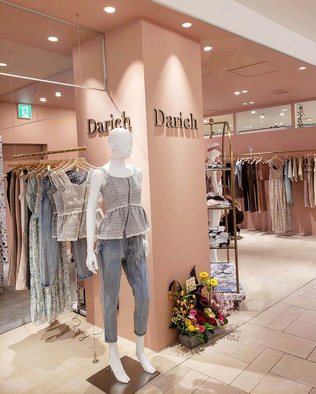 二重の女神 まあささんのインスタグラム写真 - (二重の女神 まあさInstagram)「.﻿ 昨日 @darich_official の POP-UP STOREに行ってきたよ🌈﻿ ﻿ さきさん @saki__saito が着てる﻿ パイソンAIOとプリーツシャツワンピget❤︎﻿ ﻿ 店内もめちゃくちゃ可愛いし﻿ Darich好きな子も多いと思うから﻿ みんなも行ってみてねっ☺️💕﻿ ﻿ ﻿ #darich #popupstore #lumineest #fashion #instafashion #ダーリッチ #ポップアップストア #ファッション #新宿ルミネエスト」6月29日 15時28分 - maasa.05