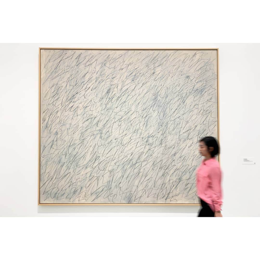 パン・ソヨンさんのインスタグラム写真 - (パン・ソヨンInstagram)「. The Broad 🖤 #cytwombly#thebroadmuseum#la」6月29日 15時38分 - banso