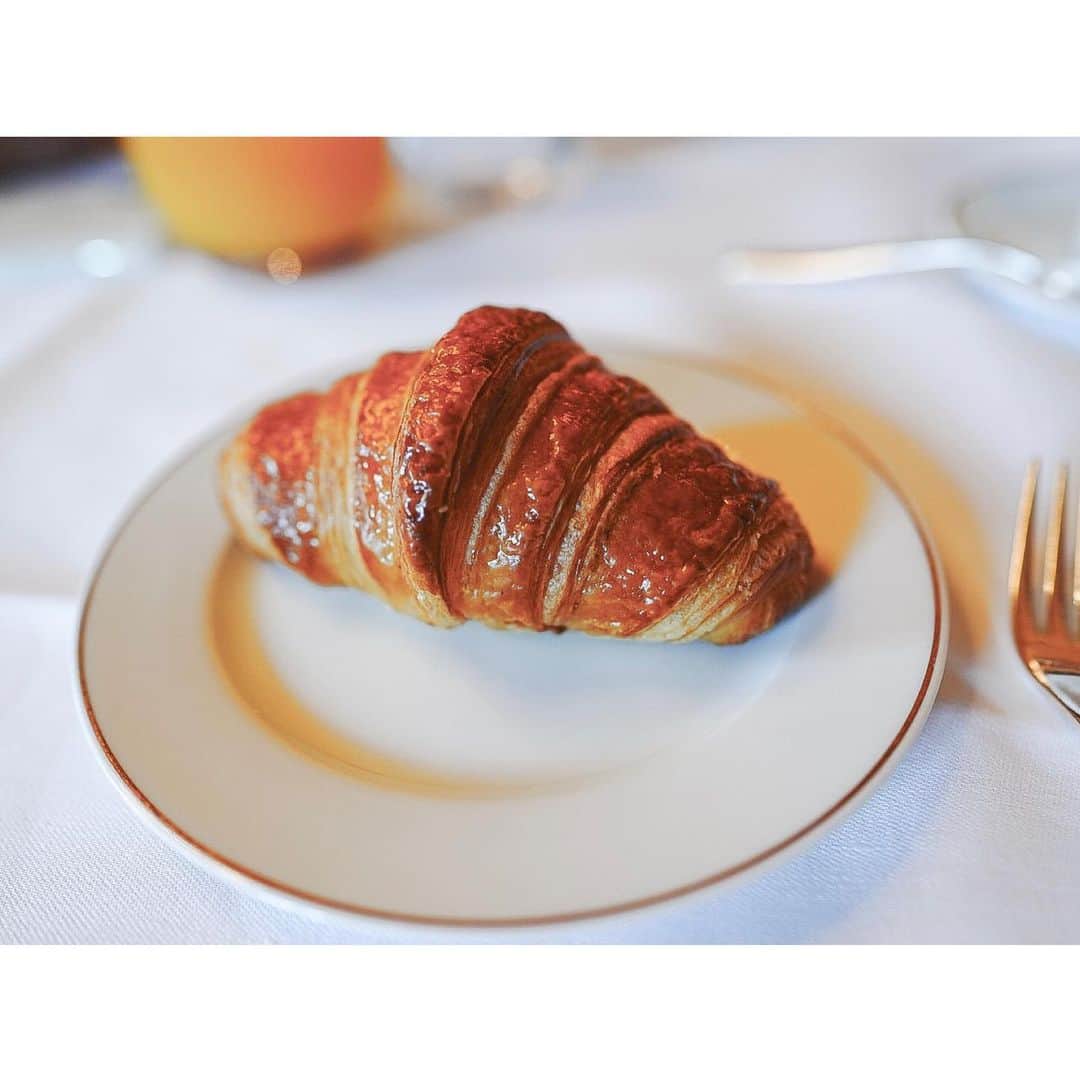 石井美保さんのインスタグラム写真 - (石井美保Instagram)「最高の朝食。 エッグベネディクトがたまらなく美味しい😋ボルディエのヨーグルトも好き❤️#Paris#ルムーリスアランデュカス」6月29日 15時39分 - miho_ishii