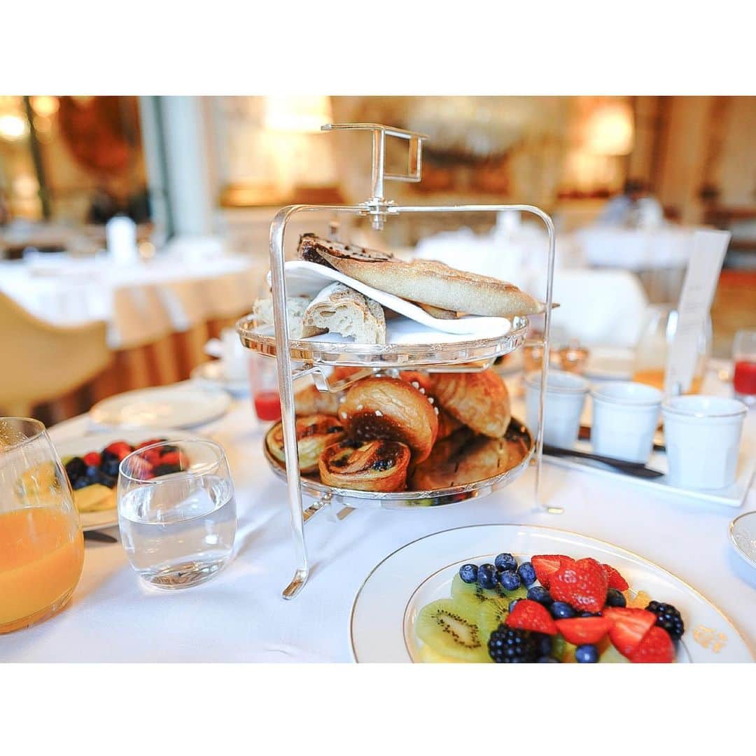 石井美保さんのインスタグラム写真 - (石井美保Instagram)「最高の朝食。 エッグベネディクトがたまらなく美味しい😋ボルディエのヨーグルトも好き❤️#Paris#ルムーリスアランデュカス」6月29日 15時39分 - miho_ishii
