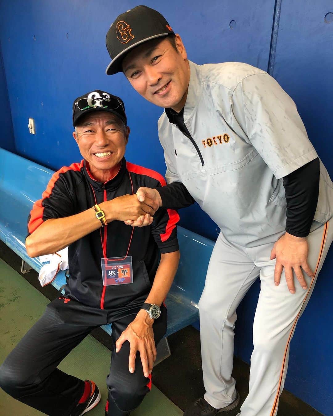 元木大介のインスタグラム：「今日は秋田で試合です！  でもあいにくの雨です☔️ 雨の中秋田出身の 柳葉敏郎さんが応援に来てくれました！ 久しぶりにお会いできて嬉しかったです ギバさんありがとうござます😊 頑張ります！ #元木の一言  #元木大介 #日本 #japan #プロ野球 #野球 #読売ジャイアンツ #ジャイアンツ #巨人 #giants #baseball #秋田県 #柳葉敏郎 さん」