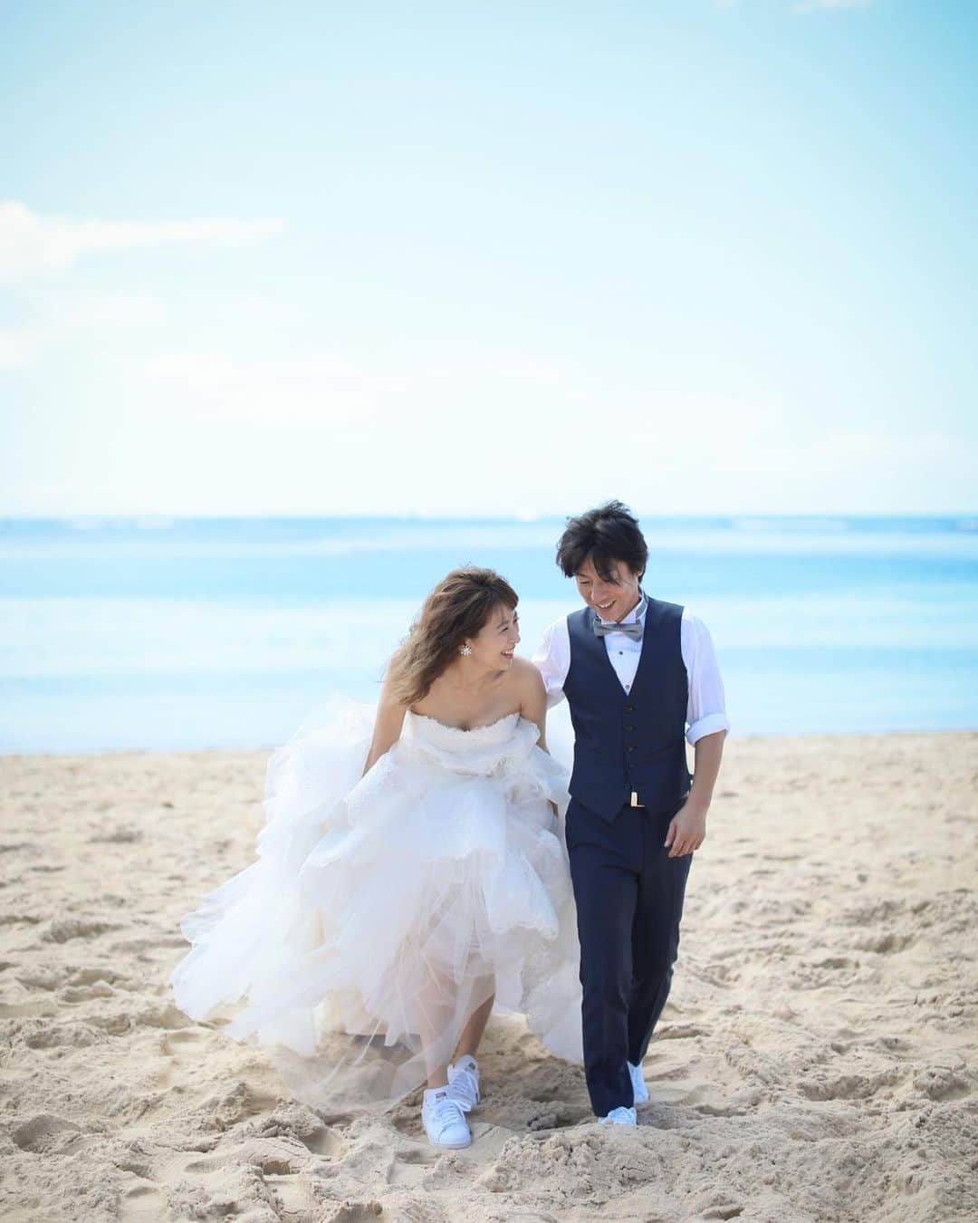 林弓束さんのインスタグラム写真 - (林弓束Instagram)「きのうで結婚式から早２ヶ月経ちました👰💍 結婚式前に撮った前撮りの写真も、ちょこちょこ載せていこうかと思います😊 これはハワイでハワイのカメラマン @kanaephotos さんに撮ってもらいました✨」6月29日 15時45分 - hayashiyuzuka