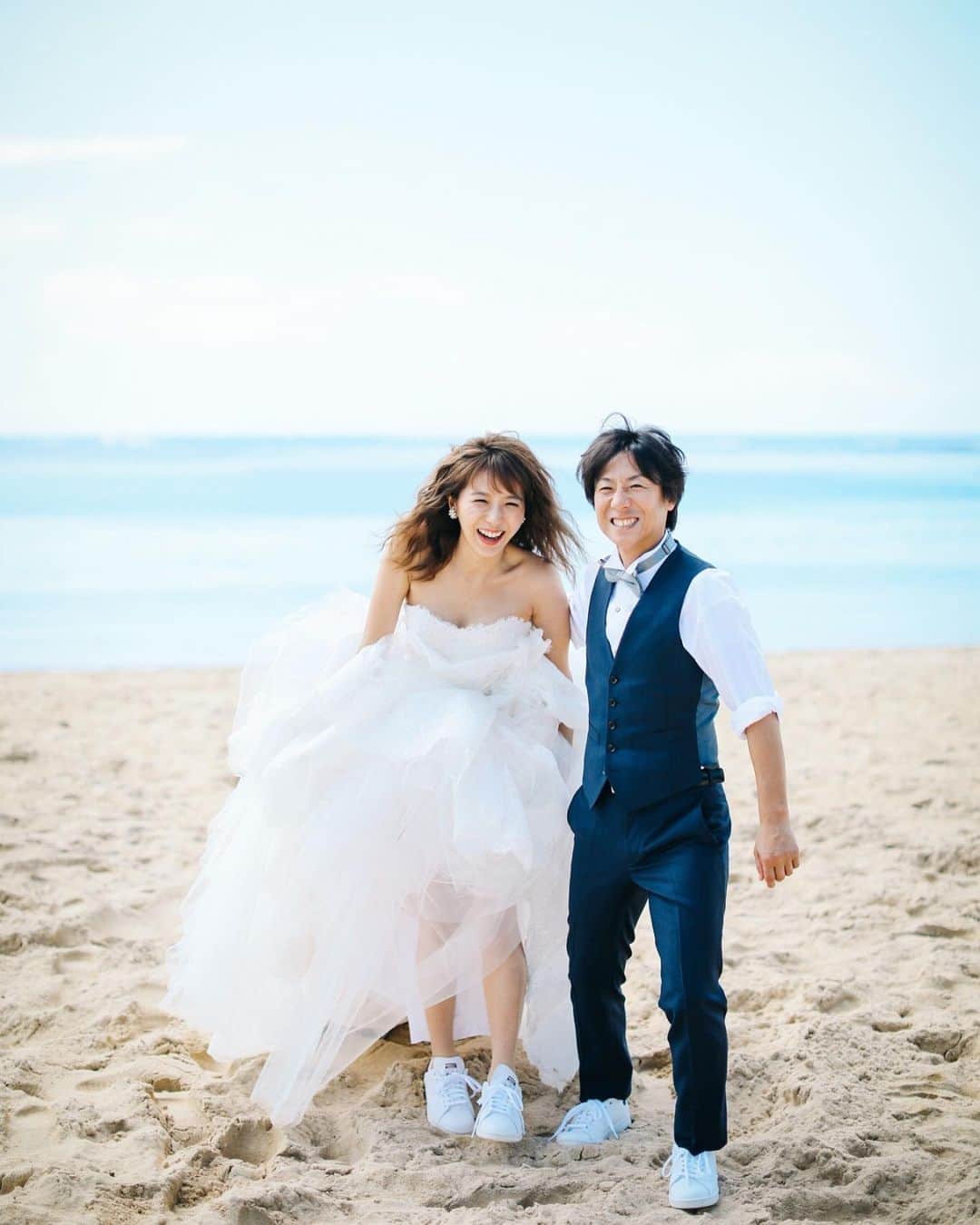 林弓束さんのインスタグラム写真 - (林弓束Instagram)「きのうで結婚式から早２ヶ月経ちました👰💍 結婚式前に撮った前撮りの写真も、ちょこちょこ載せていこうかと思います😊 これはハワイでハワイのカメラマン @kanaephotos さんに撮ってもらいました✨」6月29日 15時45分 - hayashiyuzuka
