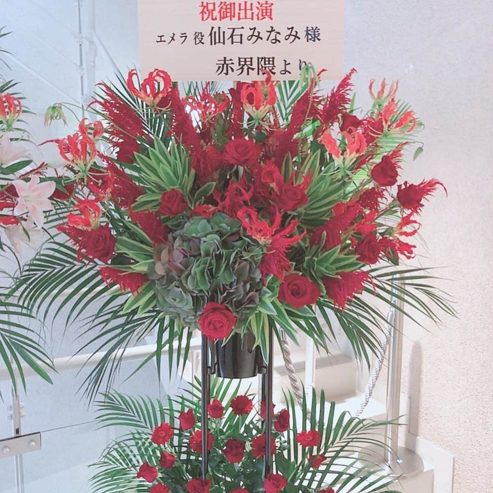 仙石みなみさんのインスタグラム写真 - (仙石みなみInstagram)「. お花もありがとうございます😘 人魚つきのハートのお花に、大好きな赤。 めっちゃ可愛いよ〜〜♡♡ . #海賊と山賊 #さいたま #芸術劇場 #flower #love #cute #siren #ariel」6月29日 15時49分 - sengoku_minami