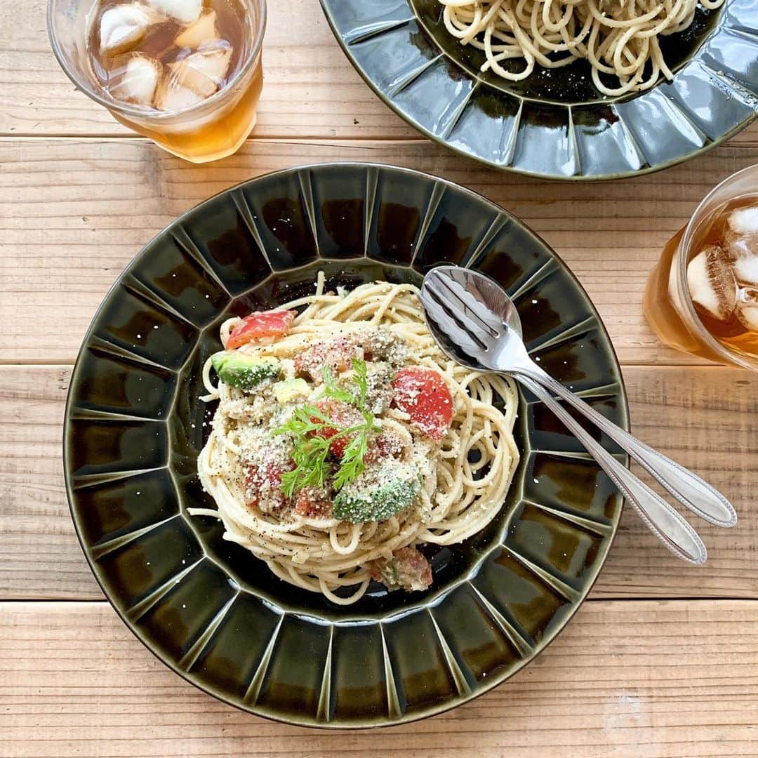 aya*** さんのインスタグラム写真 - (aya*** Instagram)「* 2019.6.29 Saturday * * 今日のお昼ごはんは冷製ジェノベーゼパスタ♩ ジェノベーゼはバジルじゃなくて、ココノミ @coconomi_141 さんから届いた、人参の葉っぱで作ってみた⤴︎ 前にも人参の葉っぱで作ったけど 葉っぱ付きの人参が手に入ったら ぜひ作ってみてほしい！と思うくらい好きなやつ😊 * このジェノベーゼソースに トマトとアボカド、玉ねぎのみじん切り、ツナも一緒に混ぜ ポン酢とおろしニンニク、コンソメ、ブラックペッパーで調味。 今日は遊びに来てくれた心友と一緒にランチ😊 心友が この味をえらく気に入ってくれて良かった⤴︎ * *  覚書 【ジェノベーゼソース】 人参の葉っぱ 30g(水分はしっかり拭き取る) ○オリーブオイル  70g ○にんにく 1かけ ○クルミ  25g ○粉チーズ 10〜15g ○塩 少々 ○ブラックペッパー 少々 * 人参の葉っぱ以外の材料(○)全てをミキサーにかけ、全体がなめらかになったら 人参の葉っぱを加え 全体がなめらかになるまでミキサーにかける。 * * お互いの近況報告をしながら５時間喋りっぱなしやったけど  あっという間やった😂 #癒しの時間をありがとう * * #ココノミ#無農薬野菜 #instafood#locari#lunch#foodpic#igersjp#locari_kitchen#Japanesefood#aya_aya飯#パスタ#pasta #フーディーテーブル#昼食#団地暮らし#昼ごはん#昼ご飯#ランチ#お昼ごはん#クッキングラム#おうちごはん#料理#暮らし#日々#日々の暮らし#おうちごはんLover#常備菜#作り置き」6月29日 15時51分 - aya_aya1128