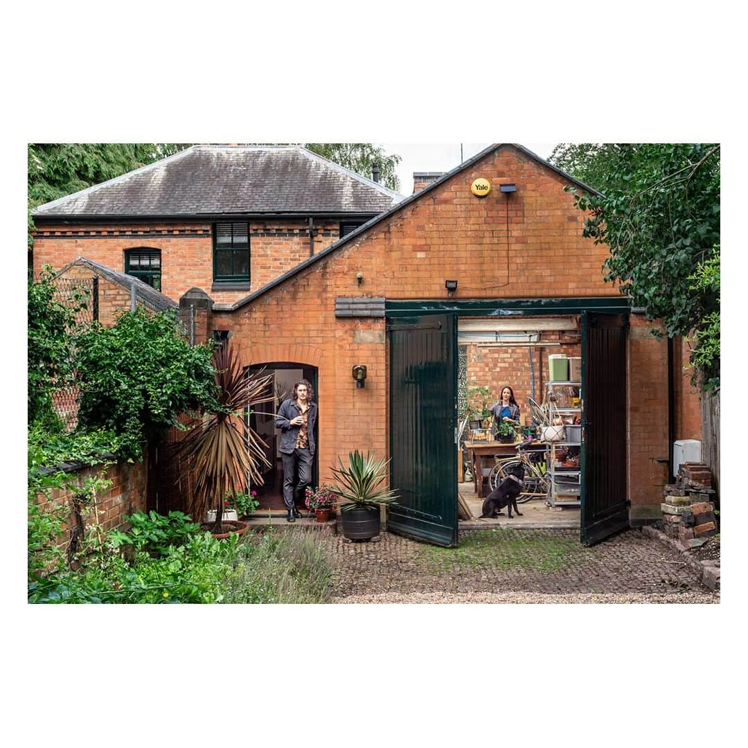 The Modern Houseさんのインスタグラム写真 - (The Modern HouseInstagram)「Sellers Joe and Olivia Wilson on the joys of space, gardening and seclusion at their converted Victorian coach house in Leicester. Head to our Journal for the full feature.」6月29日 16時00分 - themodernhouse