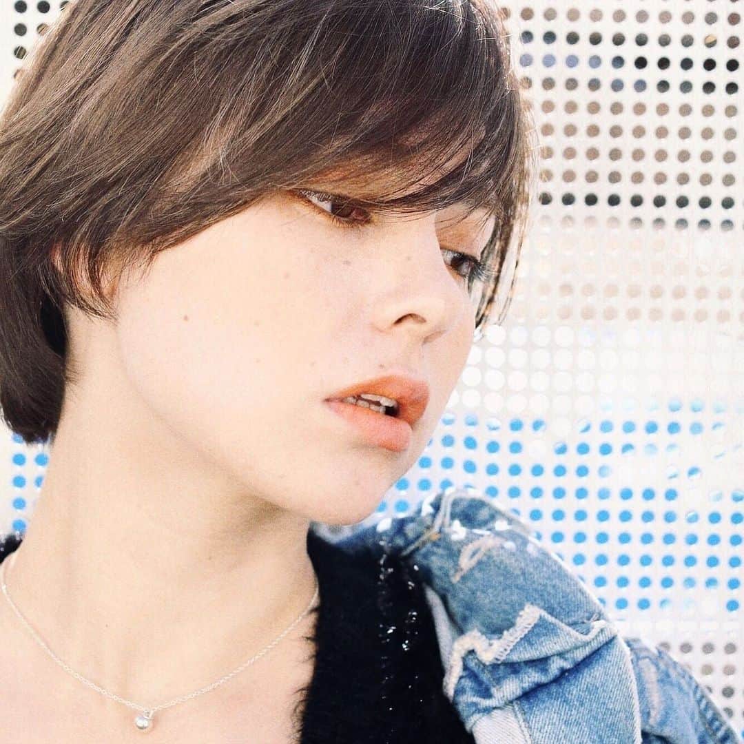 渡部幸也のインスタグラム：「前髪が目にかかるくらいの長さのショートスタイルは、クールながらも色気もあって可愛いです🙆‍♂️ 本日も雨の中でのご来店、本当にありがとうございます🙇 明日はご予約とれる枠が少ないですが、直接サロンにお電話いただければ予約を取れる場合もありますので、お気軽にお問い合わせください✨ 後半戦も、よろしくお願いします✂︎ #ヘアスタイル #ヘア #髪型 #ヘアカタログ #ヘアセット #ヘアアレンジ #パーマ #カラー #ヘアカラー #hair #恵比寿美容院 #代官山美容室 #代官山美容院 #美容学生 #サロン #中目黒美容室 #中目黒美容院 #恵比寿美容室 #サロンモデル #中目黒ランチ #恵比寿ランチ #hpb_hair #中目黒 #代官山 #恵比寿 #渋谷 #ar_magazine #murua #emoda #amerivintage」