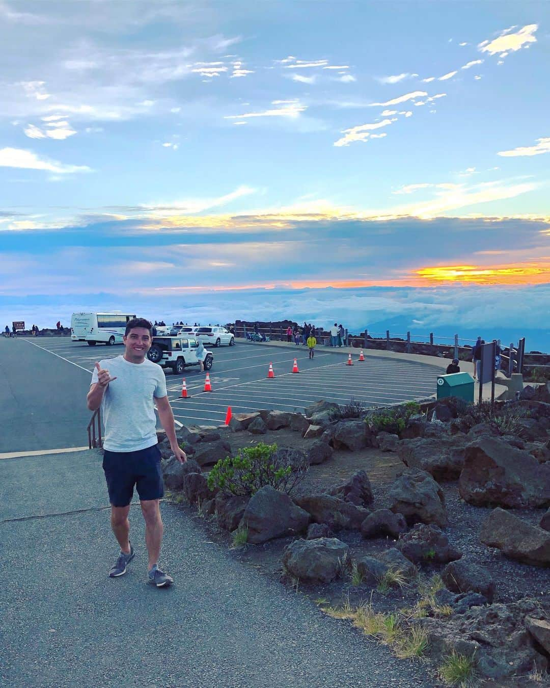 サマンサ・シザーリオさんのインスタグラム写真 - (サマンサ・シザーリオInstagram)「Made it to the top of Haleakala! Lots of crazy winding roads to get there and we missed the jacket memo .. but the view was stunning 💕」6月29日 16時16分 - sammi.kramer