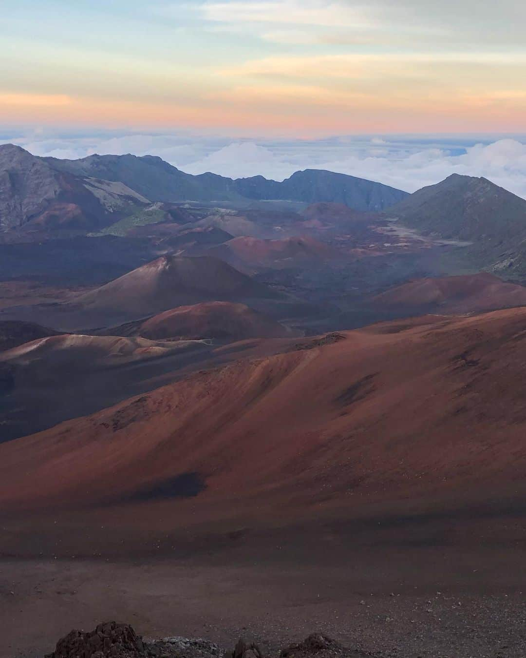 サマンサ・シザーリオさんのインスタグラム写真 - (サマンサ・シザーリオInstagram)「Made it to the top of Haleakala! Lots of crazy winding roads to get there and we missed the jacket memo .. but the view was stunning 💕」6月29日 16時16分 - sammi.kramer