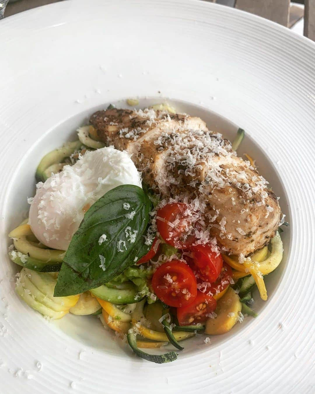 藤井アルダさんのインスタグラム写真 - (藤井アルダInstagram)「This was so good and perfect combination of everything I like so need to be here! 🌱zucchini chicken bowl with guacamole,poached egg,cherry tomato and cheese more cheese please🙋‍♀️ #zucchinipasta #poachedegg #guacamole #keto #cheese #lunch #bowl #taipei #food #avocado」6月29日 16時30分 - akemi_rafaela