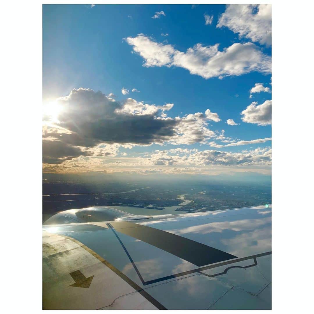 のインスタグラム：「飛行機の翼は鏡になれるようです(・ω・)ノ  #飛行機 #空 #青空 #晴天 #雲 #青 #上空 #上空写真 #絶景 #airplane #sky #bluesky #sun #sunny #sunnyday #cloud #peace #beautiful #skyview」