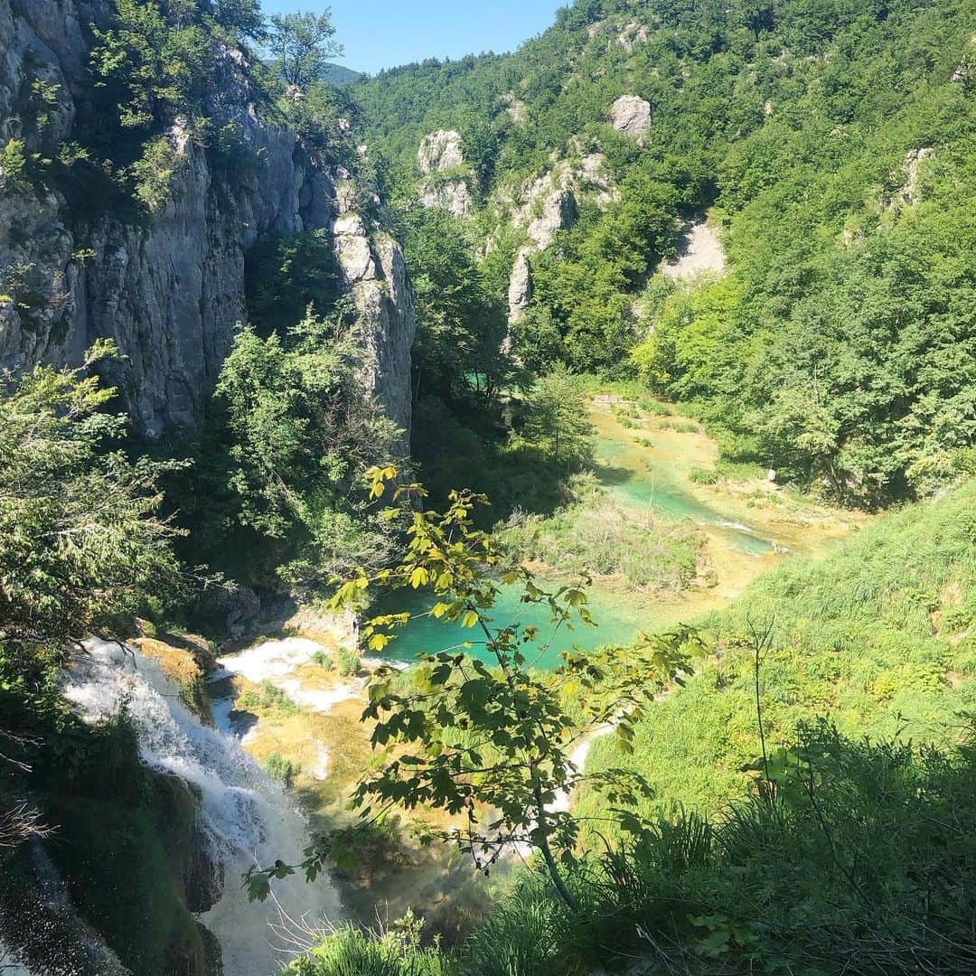 桐島かれんさんのインスタグラム写真 - (桐島かれんInstagram)「澄み切ったエメラルドグリーンの湖と滝の白い水しぶきが美しい、プリトヴィッツェ湖畔。 #プリトヴィッツェ湖群国立公園  #クロアチア」6月29日 16時31分 - houseoflotuskaren