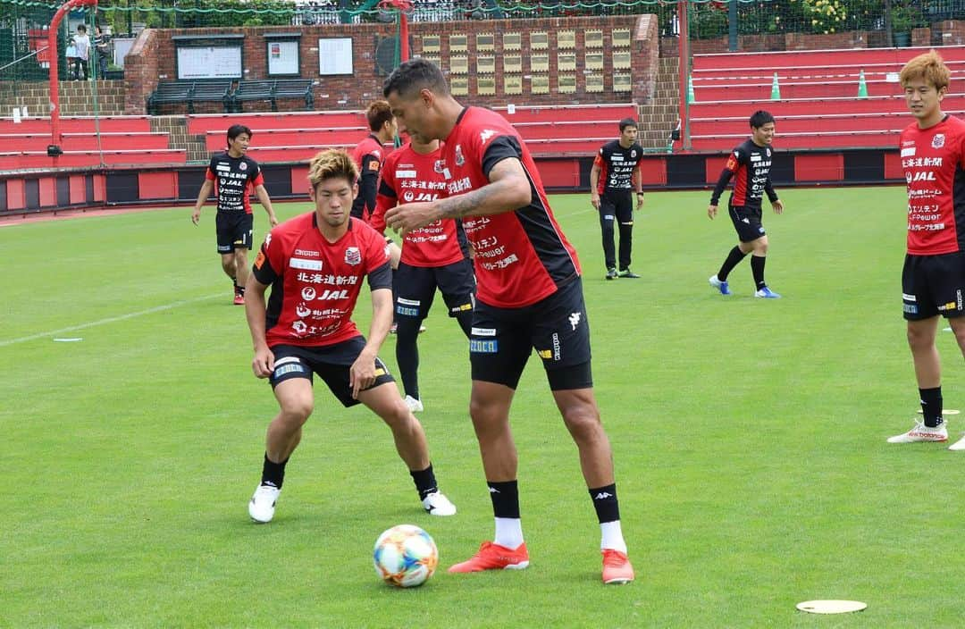 ジェイ・ボスロイドさんのインスタグラム写真 - (ジェイ・ボスロイドInstagram)「The Boss schooling the student! I’m still learning everyday! What a great job, what a great life! We had a hard week of training and games and tomorrow we have a tough game in Sendai, mental toughness belief and togetherness will get us the victory! Let’s get it 💪🏽 #consadole#team#together#win#belief#determination#striveforgreatness#blessed#hardwork#dedication#soccer#football#training#japan#jleague#adidas#adidastokyo」6月29日 16時23分 - jaybothroyd