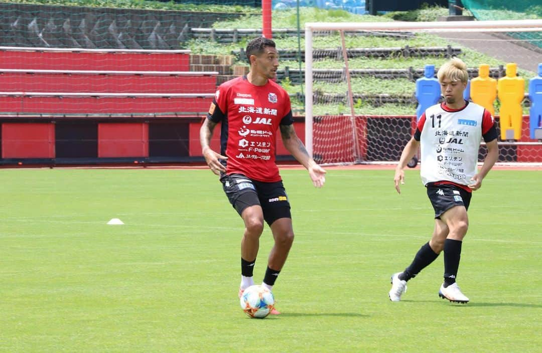 ジェイ・ボスロイドさんのインスタグラム写真 - (ジェイ・ボスロイドInstagram)「The Boss schooling the student! I’m still learning everyday! What a great job, what a great life! We had a hard week of training and games and tomorrow we have a tough game in Sendai, mental toughness belief and togetherness will get us the victory! Let’s get it 💪🏽 #consadole#team#together#win#belief#determination#striveforgreatness#blessed#hardwork#dedication#soccer#football#training#japan#jleague#adidas#adidastokyo」6月29日 16時23分 - jaybothroyd