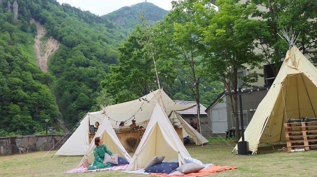 のインスタグラム：「層雲峡の温泉街ピクニック♨︎﻿ いつもは静かな温泉街にDJがいて、子供たちが走り回って、コーヒーの美味しい香りがして幸せ🥺夜も綺麗です。﻿ ﻿  #層雲峡 #層雲峡の温泉街ピクニック #sounkyo」