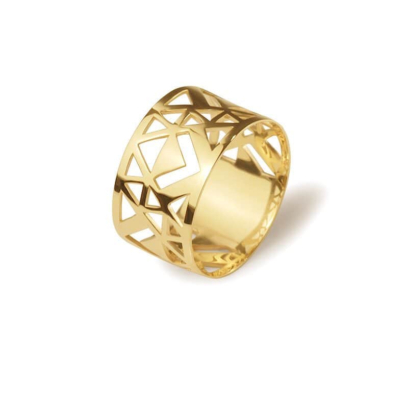 ジェムケリーさんのインスタグラム写真 - (ジェムケリーInstagram)「上品なゴールドの輝きが指を美しく魅せてくれるゴールドリング。 幅広で存在感がありながら、 繊細な透かしデザインが軽やかな印象をあたえてくれます。 いくつもの線が織りなす模様は、指先を美しく芸術的に演出します。  #イエローゴールドリング #タトゥーリング #夏ジュエリー #今日のジュエリーコーデ #リング好き #金 #gold #ring #goldjewelry #ジュエリーギフト #手元くら部  #カラージュエリー」6月29日 16時29分 - gc_online