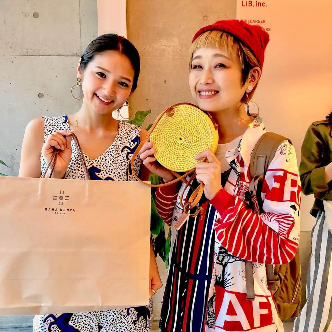 ロシアン佐藤のインスタグラム：「#rahakenya ポップアップショップ❤ リエさんとはじめまして！！ 急いだのと緊張でむちゃクチャ汗をかきました😂❤️ リエさんかわいかったー！そしてエネルギッシュだった！ げんきもらってアフリカのカラフルな雑貨たちをゲット🥳✨ 後で雑貨たちの写真載せますね👐」