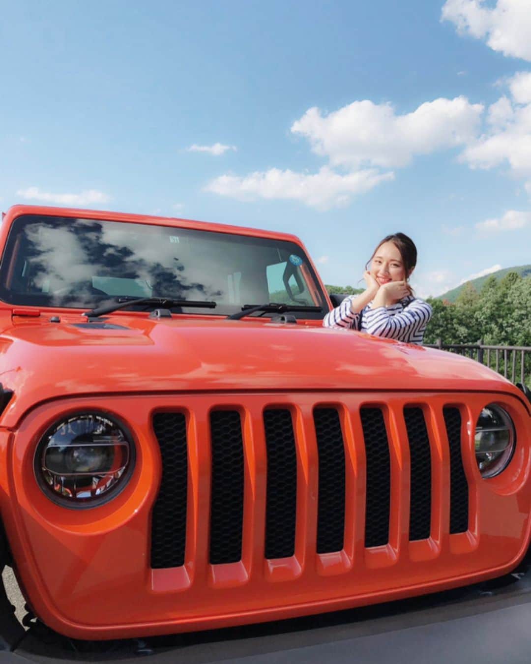 及川真珠のインスタグラム：「🚘💓ごめんなさい再投稿！ . 女の子だって 輸入車憧れちゃうんです💕 . 「クルマ女子」特番の撮影でした☆ . 山形、さくらんぼテレビにて 7月27日18:00〜18:30放送です✨ . 今回は輸入車5車種を試乗させて頂き、 撮影を忘れるくらい大興奮しています🤣(笑) . 輸入車ってこんなに運転しやすいんだと 試乗して初めて知りました🥺💖 . 是非ご覧ください💖 . ラーメンは山形に行った時の醍醐味です。 . #輸入車 #Mercedes #jeep #ラングラー #audi #Volkswagen #smart #車 #撮影 #特番 #girl #model #reporter #drive #山形  #follow #me #興奮しすぎて写真全然撮ってないw」