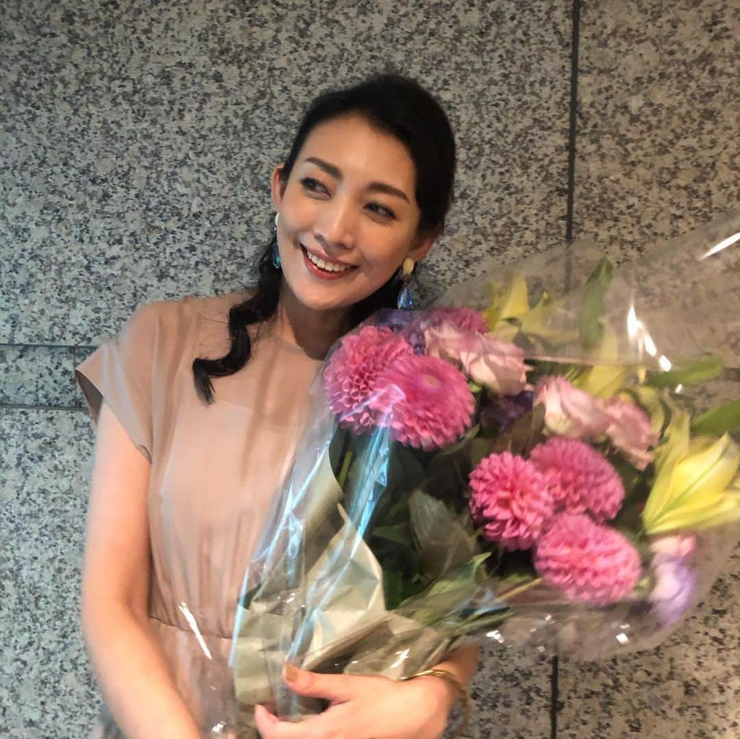 田中美里さんのインスタグラム写真 - (田中美里Instagram)「綺麗なお花もいただきました。 お花、大好き。  #お花 #flower  #greenheart365 #ルーヴルドー #アンバサダー @louvredo_official」6月29日 16時45分 - misatotanaka77