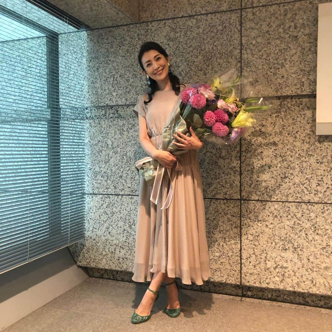 田中美里さんのインスタグラム写真 - (田中美里Instagram)「綺麗なお花もいただきました。 お花、大好き。  #お花 #flower  #greenheart365 #ルーヴルドー #アンバサダー @louvredo_official」6月29日 16時45分 - misatotanaka77