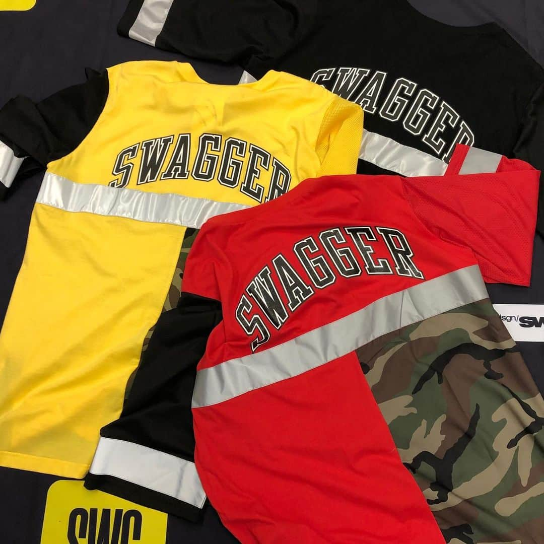 スワッガーのインスタグラム：「SWAGGER Spring Summer 2019 Collection ﻿﻿ ﻿﻿ “PAST﻿ AND FUTURE"﻿﻿﻿ ﻿ SWITCHED 3/4 MESH SLEEVE REFLECTOR JERSEY ﻿﻿ ﻿ ﻿﻿ #swagger_tokyo #swagger #SWG #swg_tokyo #スワッガー #springsummer2019 #tokyo ﻿#reflector #jersey #meshsleeves #logo #streetfashion #streetstyle」