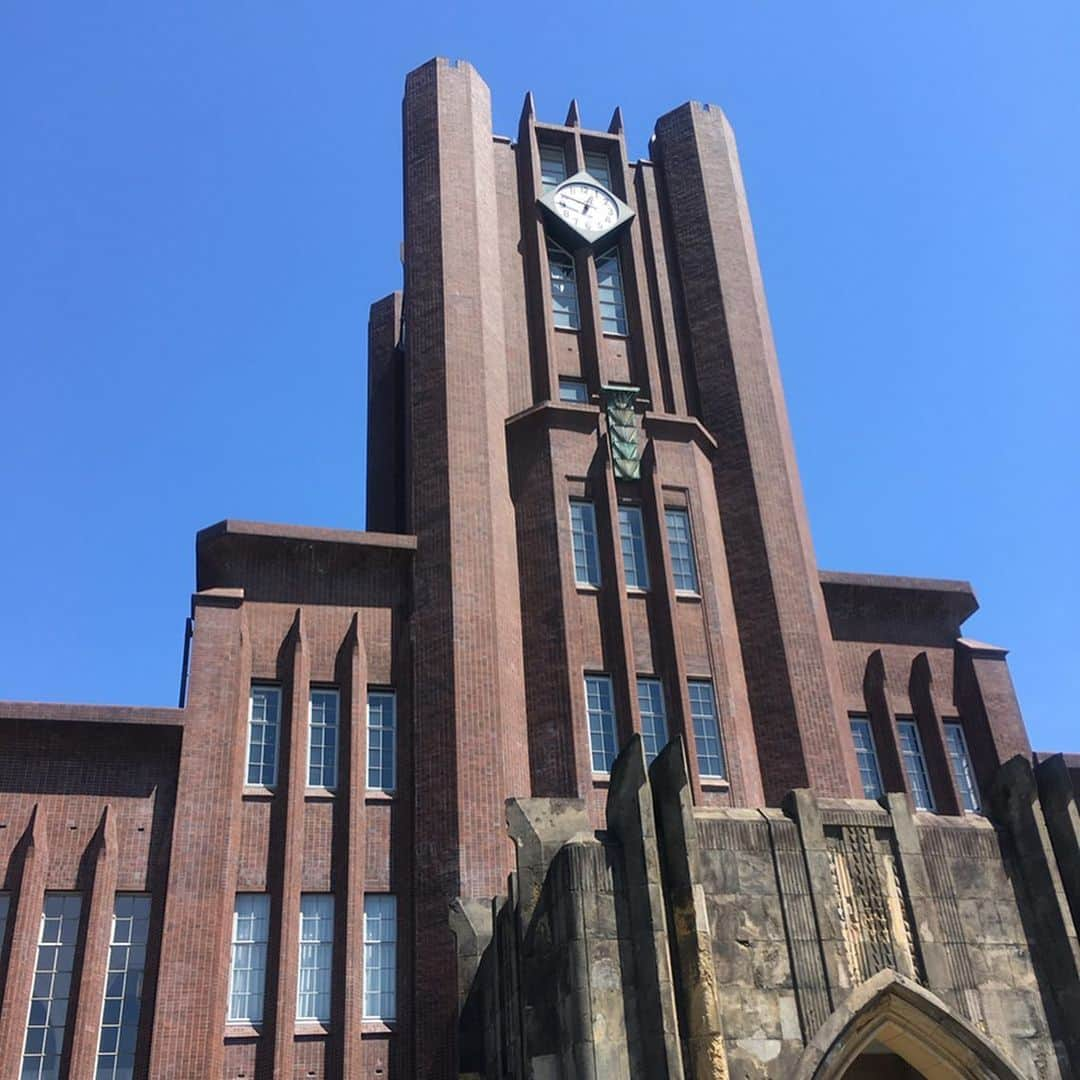 播戸竜二さんのインスタグラム写真 - (播戸竜二Instagram)「『東京大学』 ・ 行きました！天下の東京大学。友達になった梅澤優太くんに東大に行ってみたい！ってお願いして案内してもらいました。（笑） ・ 梅澤優太くんは、東大生でありながら、起業もしていて、電子トレカの「whooop!」を提供している「Ventus」という会社で取締役COOやっているサッカー小僧です⚽️ ・ サッカーをやってるっていう事は友達です！大学内を案内して貰ったり、学食でゴハンを食べたりしました！ ・ さすが東京大学！東京にこんなところがあるのかというくらい静かで、歴史的な建造物もありました。 ・ 大学に行ってない俺は、無条件でキャンパスライフに興味があります！ ・ 若い彼らと話したり、触れ合うと、パワーを貰えます！ ・ 俺も負けないように頑張るぞ〜💪 ・ ・ #東京大学 #whooop #Ventus #電子トレカ #熱い男です #赤門 #赤門ラーメン #シイタケ入ってました #全く食べられず #suit  #bowtie  #こんなやつは東大にいないね」6月29日 17時05分 - ryuji_bando