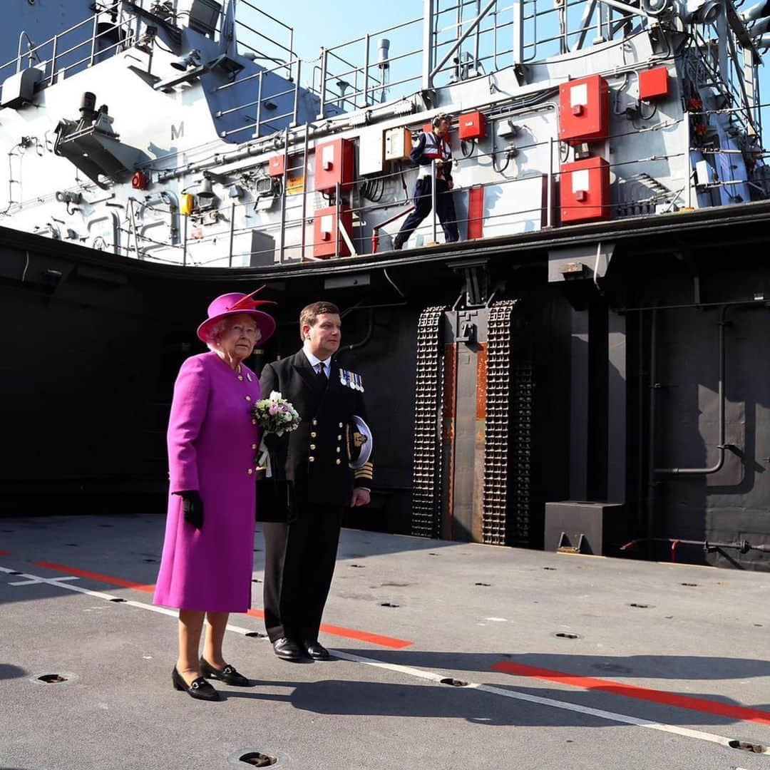 ロイヤル・ファミリーさんのインスタグラム写真 - (ロイヤル・ファミリーInstagram)「Today is #ArmedForcesDay!  As Sovereign, The Queen is Head of the Armed Forces and maintains a close relationship with serving members and veterans of the Armed Forces, both in the United Kingdom @BritishArmy @RoyalNavy @royalairforceuk and in the Commonwealth.  In 1945 The Queen (then Princess Elizabeth) joined the Auxiliary Territorial Service (ATS), learning to drive and maintain vehicles, becoming the first female member of the Royal Family to join the Armed Services as a full-time active member #ArmedForcesDay  Over the years The Queen, as Commander-in-chief, has met many servicemen and women of all ranks, and their families, both at home and overseas.  In 2009 HM spoke about how "deeply thankful" she, and the entire nation, are for those who serve in the Armed Forces. #ArmedForces #SaluteOurForces」6月29日 17時06分 - theroyalfamily