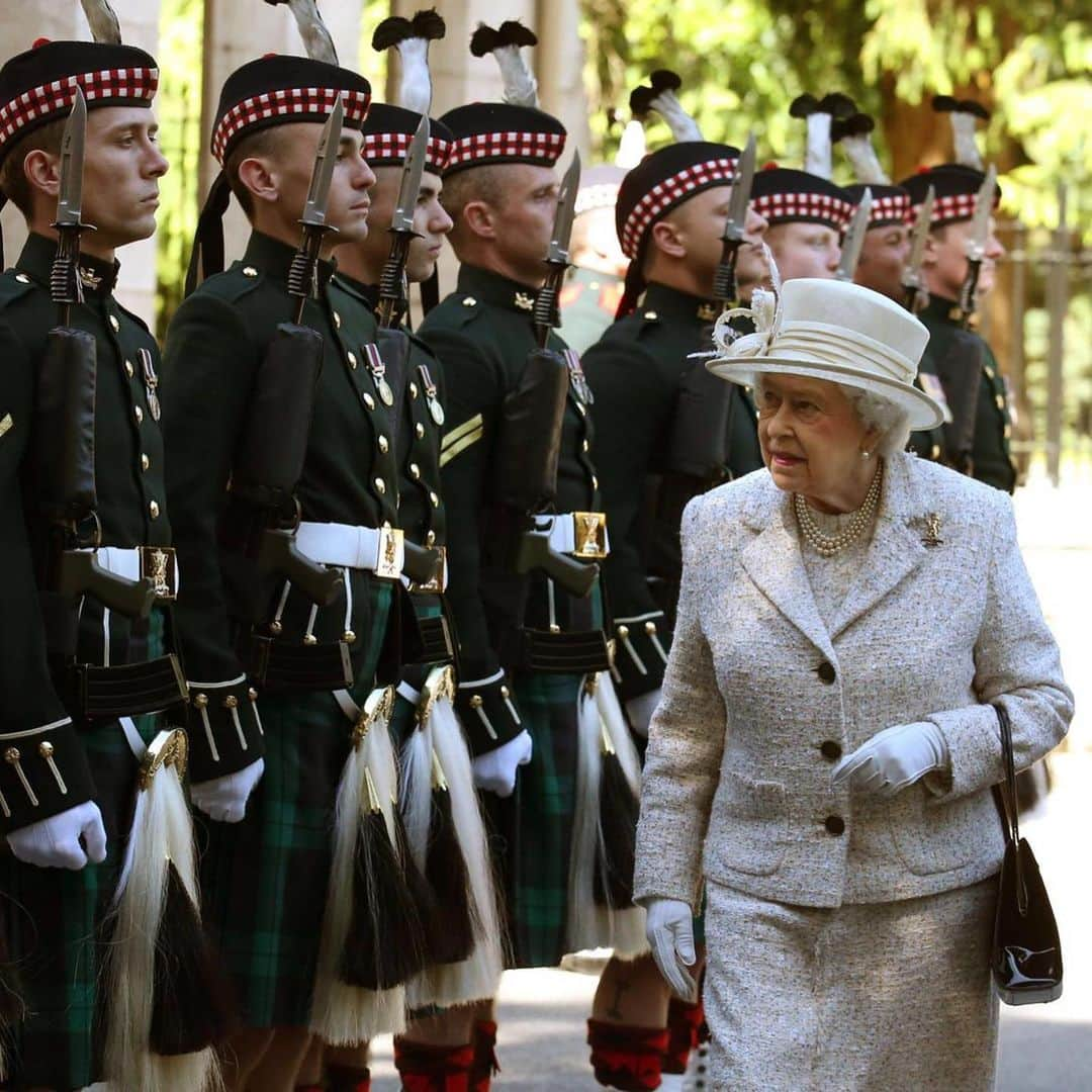 ロイヤル・ファミリーさんのインスタグラム写真 - (ロイヤル・ファミリーInstagram)「Today is #ArmedForcesDay!  As Sovereign, The Queen is Head of the Armed Forces and maintains a close relationship with serving members and veterans of the Armed Forces, both in the United Kingdom @BritishArmy @RoyalNavy @royalairforceuk and in the Commonwealth.  In 1945 The Queen (then Princess Elizabeth) joined the Auxiliary Territorial Service (ATS), learning to drive and maintain vehicles, becoming the first female member of the Royal Family to join the Armed Services as a full-time active member #ArmedForcesDay  Over the years The Queen, as Commander-in-chief, has met many servicemen and women of all ranks, and their families, both at home and overseas.  In 2009 HM spoke about how "deeply thankful" she, and the entire nation, are for those who serve in the Armed Forces. #ArmedForces #SaluteOurForces」6月29日 17時06分 - theroyalfamily