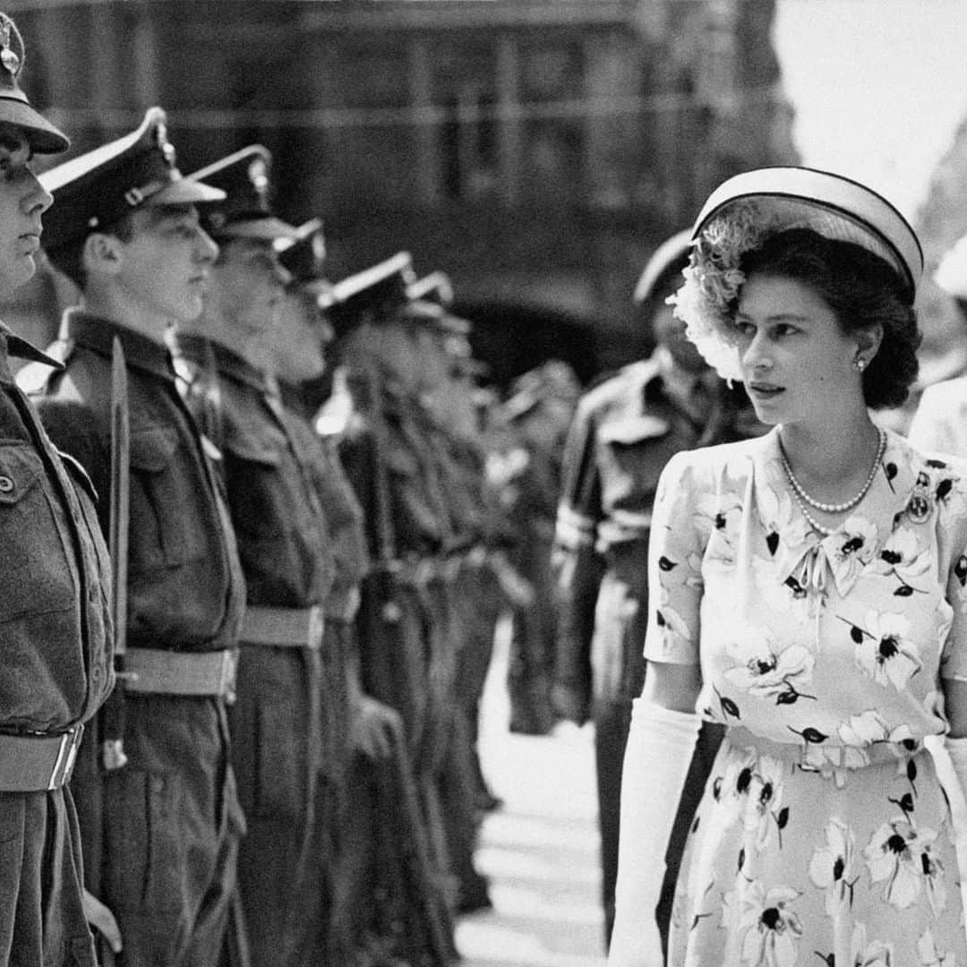 ロイヤル・ファミリーさんのインスタグラム写真 - (ロイヤル・ファミリーInstagram)「Today is #ArmedForcesDay!  As Sovereign, The Queen is Head of the Armed Forces and maintains a close relationship with serving members and veterans of the Armed Forces, both in the United Kingdom @BritishArmy @RoyalNavy @royalairforceuk and in the Commonwealth.  In 1945 The Queen (then Princess Elizabeth) joined the Auxiliary Territorial Service (ATS), learning to drive and maintain vehicles, becoming the first female member of the Royal Family to join the Armed Services as a full-time active member #ArmedForcesDay  Over the years The Queen, as Commander-in-chief, has met many servicemen and women of all ranks, and their families, both at home and overseas.  In 2009 HM spoke about how "deeply thankful" she, and the entire nation, are for those who serve in the Armed Forces. #ArmedForces #SaluteOurForces」6月29日 17時06分 - theroyalfamily