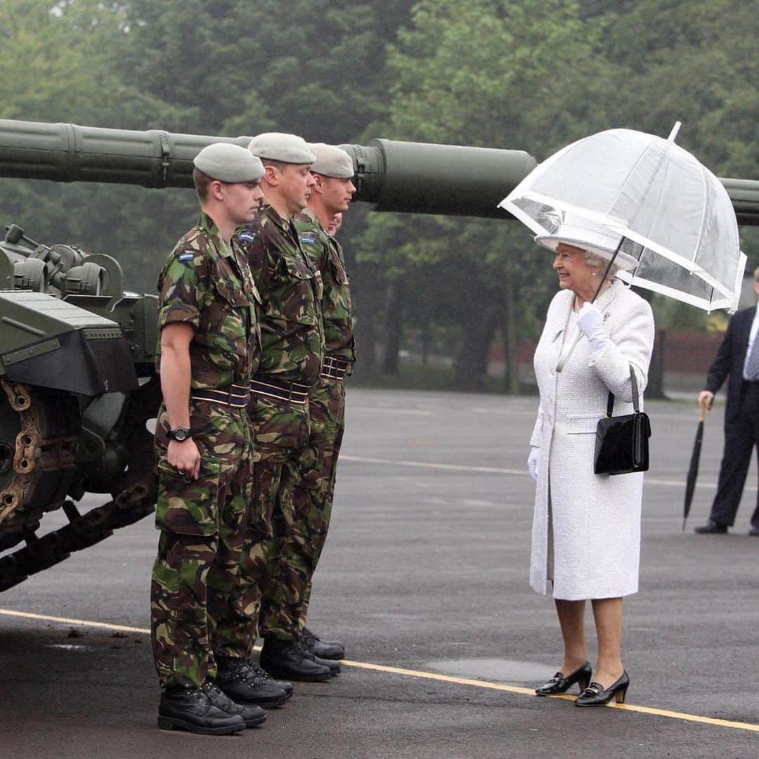 ロイヤル・ファミリーさんのインスタグラム写真 - (ロイヤル・ファミリーInstagram)「Today is #ArmedForcesDay!  As Sovereign, The Queen is Head of the Armed Forces and maintains a close relationship with serving members and veterans of the Armed Forces, both in the United Kingdom @BritishArmy @RoyalNavy @royalairforceuk and in the Commonwealth.  In 1945 The Queen (then Princess Elizabeth) joined the Auxiliary Territorial Service (ATS), learning to drive and maintain vehicles, becoming the first female member of the Royal Family to join the Armed Services as a full-time active member #ArmedForcesDay  Over the years The Queen, as Commander-in-chief, has met many servicemen and women of all ranks, and their families, both at home and overseas.  In 2009 HM spoke about how "deeply thankful" she, and the entire nation, are for those who serve in the Armed Forces. #ArmedForces #SaluteOurForces」6月29日 17時06分 - theroyalfamily