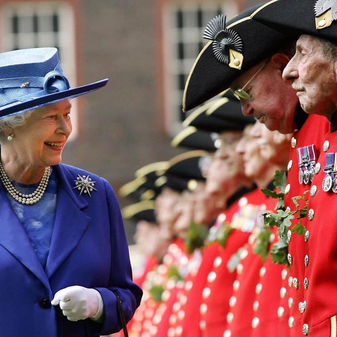 ロイヤル・ファミリーさんのインスタグラム写真 - (ロイヤル・ファミリーInstagram)「Today is #ArmedForcesDay!  As Sovereign, The Queen is Head of the Armed Forces and maintains a close relationship with serving members and veterans of the Armed Forces, both in the United Kingdom @BritishArmy @RoyalNavy @royalairforceuk and in the Commonwealth.  In 1945 The Queen (then Princess Elizabeth) joined the Auxiliary Territorial Service (ATS), learning to drive and maintain vehicles, becoming the first female member of the Royal Family to join the Armed Services as a full-time active member #ArmedForcesDay  Over the years The Queen, as Commander-in-chief, has met many servicemen and women of all ranks, and their families, both at home and overseas.  In 2009 HM spoke about how "deeply thankful" she, and the entire nation, are for those who serve in the Armed Forces. #ArmedForces #SaluteOurForces」6月29日 17時06分 - theroyalfamily