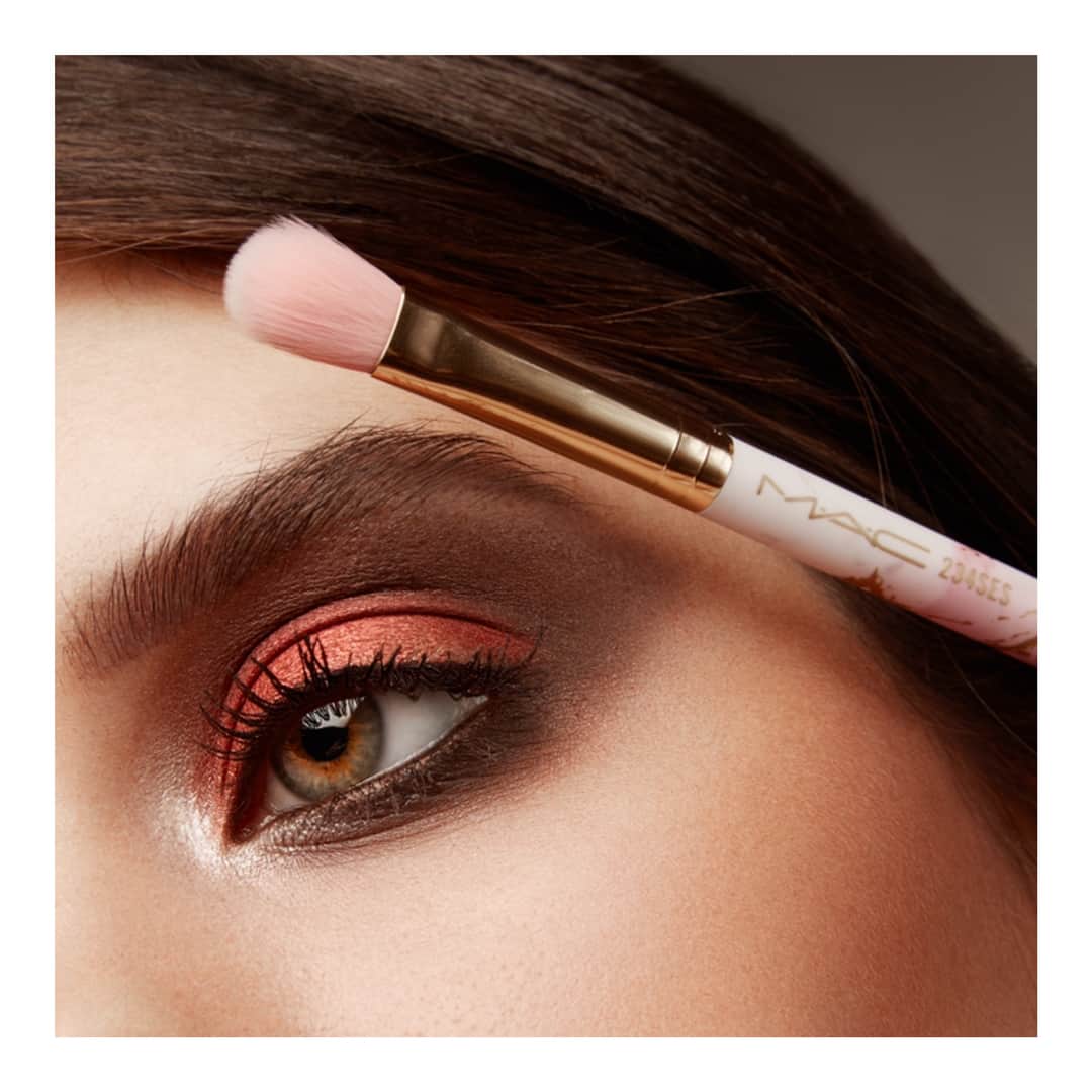 さんのインスタグラム写真 - (Instagram)「Кисть #234SES Split Fibre Eye Blending Brush из коллекции #MACElectricWonder — связующее звено между оттенками палетки х12 Eye Shadow — Natural Vice 👀 Благодаря ворсу разных видов она может создать тонкий переход цвета и плотное покрытие! ⠀ MUA: @julia_mus / М•А•С Атриум Model: @nastyarabadji Photo: @ilonaveresk Hair: @this_is_hair ⠀ #MACCosmeticsRussia」6月29日 17時00分 - maccosmeticsrussia