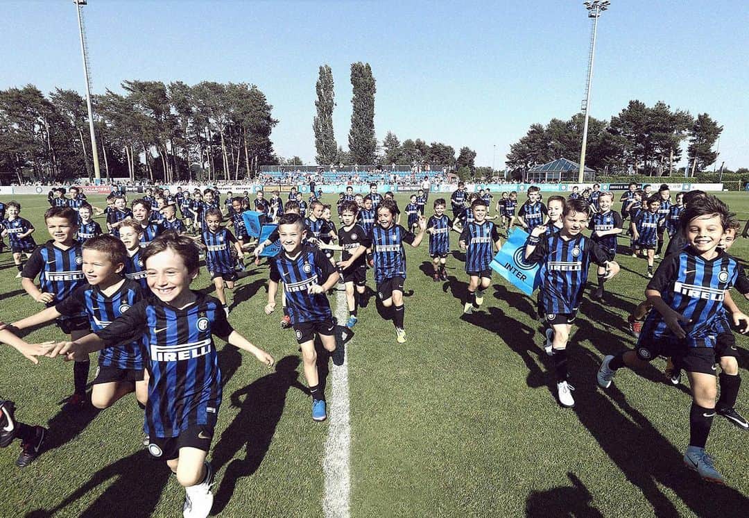 インテルナツィオナーレ・ミラノさんのインスタグラム写真 - (インテルナツィオナーレ・ミラノInstagram)「HAPPY WEEKEND 🙌🏼🖤💙 #Inter #ForzaInter #Football」6月29日 17時01分 - inter