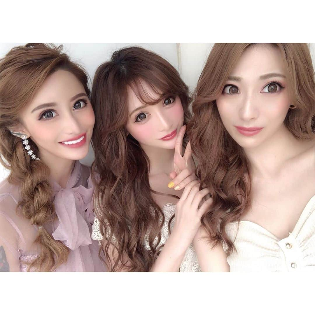 華沢友里奈さんのインスタグラム写真 - (華沢友里奈Instagram)「昨日は @dress_sugar  @jewels_dress_official  の撮影でしたあ😍❤️ @saki_411  お会いすることは何回かあったけど ちゃんとお話しだの初めて😍❤️ 見た目はもちろんですが喋り方も可愛くて癒されました･:*+.\(( °ω° ))/.:+ そして @hozunyam0818  @hz_hozumi  ほずと😍❤️ 撮影かぶることが多くて嬉しい😆❤️ 昨日は撮影の後ご飯もいって お互い知り合ったときのこととか話してて 懐かしいってなって騒いでたの❤️ 時が経ってもこーやってご飯できたり 仲良くできるのは嬉しい😆❤️ シュガーさんの撮影は本当に いろんな方に会えて毎回とっても楽しいし 可愛いドレスたくさん着れるから 撮影行くのが楽しみなんだあ(*´ω｀*) また新作ドレスも可愛いのたくさんあったのでチェックしてみてくださいね❤️ #ドレス #キャバドレス #sugar #キャバ嬢 #六本木 #美人茶屋離宮 #followme」6月29日 17時01分 - hanazawayurina