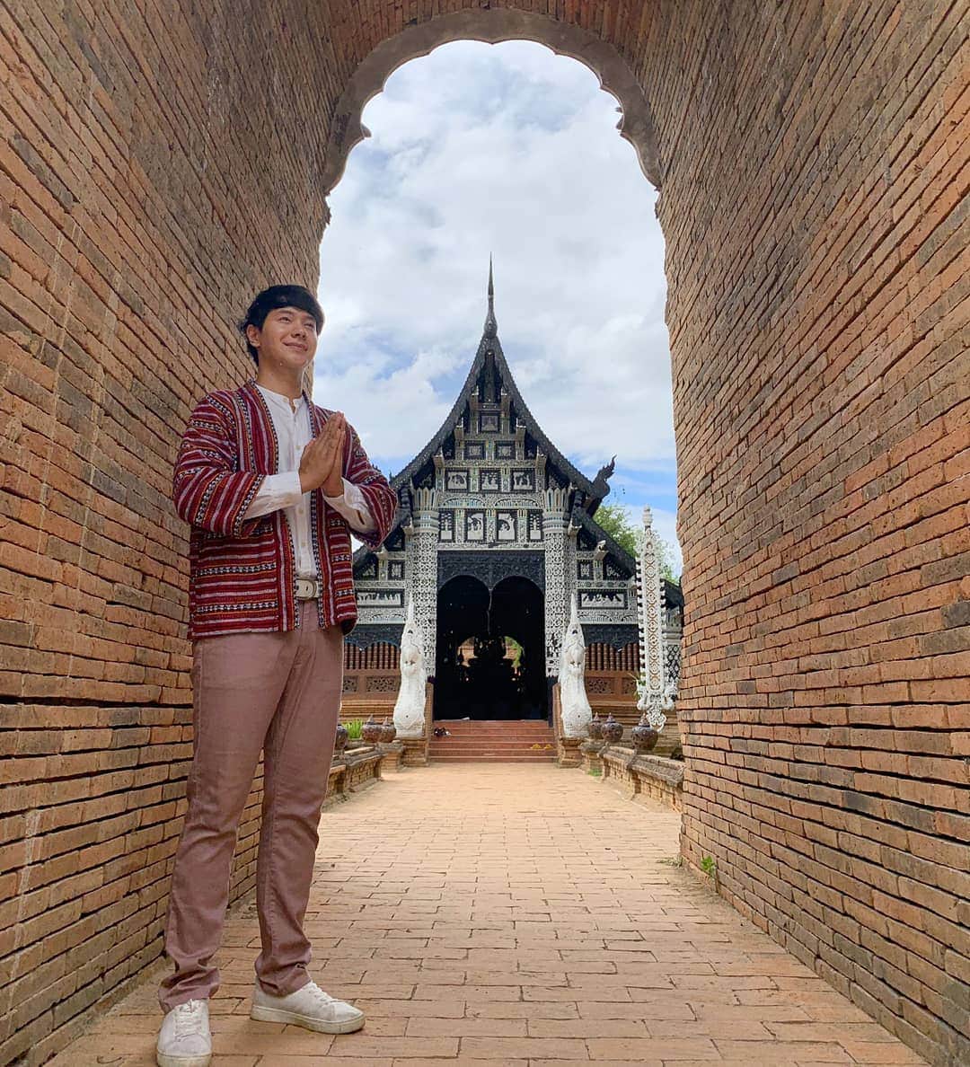 アイス・サランユーのインスタグラム：「. "ข้าเจ้าขอไหว้สา บูจา พระพุทธ พระธรรม พระสงฆ์ ข้าเจ้าขอน้อมจิตขอหื้อบุญกุศล ที่ข้าเจ้าเกย ยะ ... ขอ หื้อ อิป้อ อิแม่ อิปี้ อิน้อง 🙏 มาผ่อเฮา ฮ้องเพลง #สัญญากาสะลอง  ตอน เมื่อแลง นี้ 17:30  ตี้ งาน Lanna Expo 2019 #ศูนย์ประชุมนานาชาติจังหวัดเชียงใหม่  มาฮ้อง มาม่วน โตยกัน หนาจ้าววว #eventเมื่อไหร่ไว้ใจผม  #icesarunyu #ไอซ์ศรัณยู」