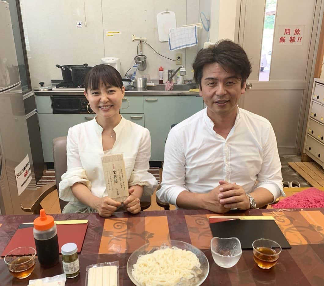 青山有紀さんのインスタグラム写真 - (青山有紀Instagram)「奈良桜井市の #三輪山勝製麺 さんへ。 以前パンケーキ王子 @satorucci にこちらのノンオイル吉野葛入りそうめんをいただいて、あまりの美味しさにファンになってしまい😻💕 本社にまで来てしまいました〜😂 まだ未発表の新作や全粒粉麺も感動的に美味しかったし、商品になるまでのストーリーや想いも伺えて、とても素晴らしい時間を過ごせました。ご縁を繋いでくれたパンケーキ王子、いつもありがとう🙏✨ #パンケーキ王子 #青山有紀」6月29日 17時15分 - yukiaoya